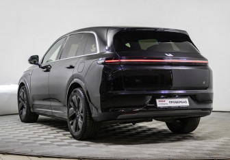 Подержанный автомобиль LiXiang L7 2023 года (7 фото)