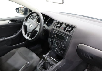 Подержанный автомобиль Volkswagen Jetta Sedan 2015 года (10 фото)