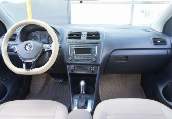 Подержанный автомобиль Volkswagen Polo Sedan 2015 года (12 фото)
