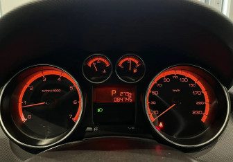 Подержанный автомобиль Peugeot 408 2013 года (15 фото)