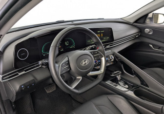 Подержанный автомобиль Hyundai Elantra Sedan 2023 года (16 фото)