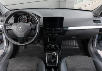 Подержанный автомобиль Opel Astra Wagon 2011 года (12 фото)