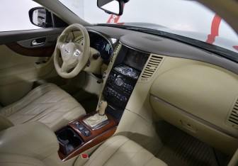 Подержанный автомобиль Infiniti FX 2012 года (9 фото)