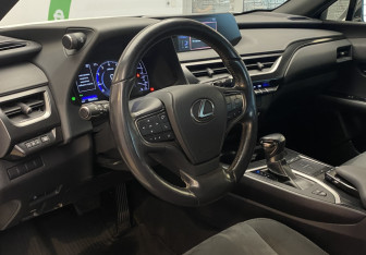 Подержанный автомобиль Lexus UX 2019 года (12 фото)