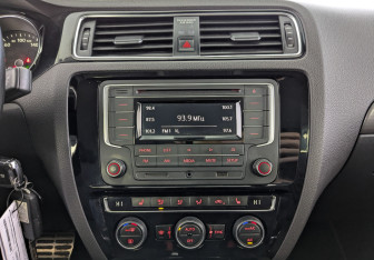 Подержанный автомобиль Volkswagen Jetta Sedan 2016 года (17 фото)