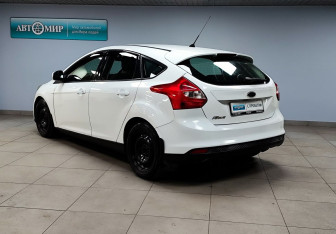 Подержанный автомобиль Ford Focus Hatchback 2011 года (7 фото)