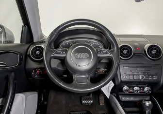 Подержанный автомобиль Audi A1 2012 года (21 фото)