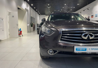 Подержанный автомобиль Infiniti QX70 2013 года (9 фото)