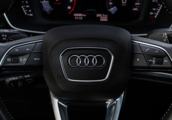 Подержанный автомобиль Audi Q3 2021 года (19 фото)