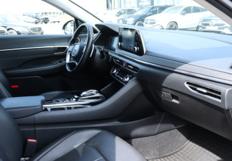 Подержанный автомобиль Hyundai Sonata 2022 года (9 фото)