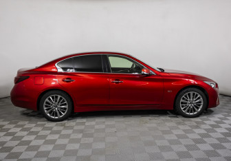 Подержанный автомобиль Infiniti Q50 2017 года (4 фото)