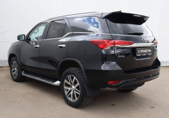 Подержанный автомобиль Toyota Fortuner 2018 года (6 фото)