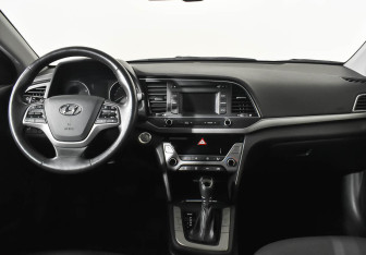 Подержанный автомобиль Hyundai Elantra Sedan 2017 года (10 фото)