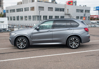 Подержанный автомобиль BMW X5 2016 года (9 фото)
