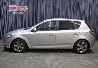 Подержанный автомобиль Kia Ceed Hatchback 2010 года (8 фото)