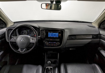 Подержанный автомобиль Mitsubishi Outlander 2016 года (23 фото)