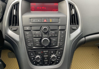 Подержанный автомобиль Opel Astra Hatchback 2014 года (14 фото)