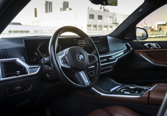 Подержанный автомобиль BMW X7 2022 года (10 фото)
