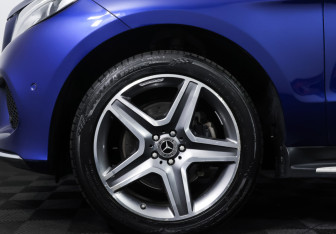 Подержанный автомобиль Mercedes-Benz GLE 2017 года (27 фото)