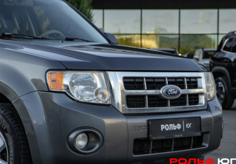 Подержанный автомобиль Ford Escape 2010 года (14 фото)