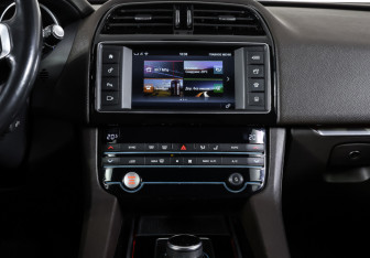 Подержанный автомобиль Jaguar F-Pace 2017 года (14 фото)