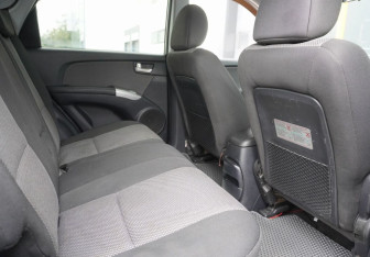 Подержанный автомобиль Kia Sportage 2008 года (10 фото)