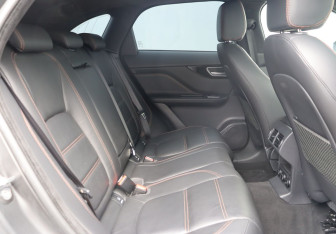 Подержанный автомобиль Jaguar F-Pace 2019 года (22 фото)