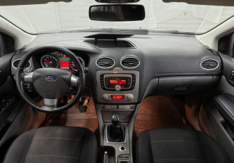 Подержанный автомобиль Ford Focus Sedan 2010 года (13 фото)
