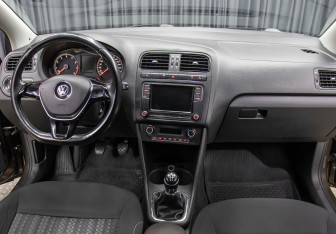 Подержанный автомобиль Volkswagen Polo Sedan 2015 года (14 фото)