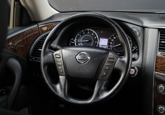 Подержанный автомобиль Nissan Patrol 2010 года (15 фото)