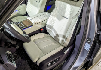 Подержанный автомобиль Hongqi E-HS9 2023 года (19 фото)