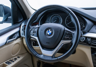 Подержанный автомобиль BMW X5 2015 года (15 фото)