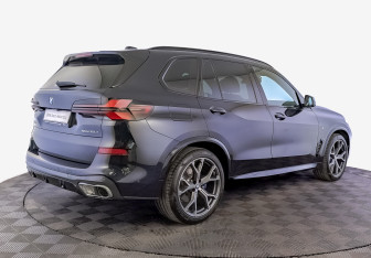 Подержанный автомобиль BMW X5 2025 года (5 фото)