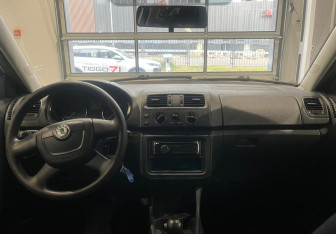 Подержанный автомобиль Skoda Fabia Hatchback 2011 года (12 фото)