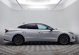 Подержанный автомобиль Hyundai Sonata 2021 года (6 фото)
