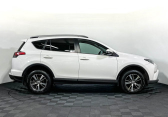 Подержанный автомобиль Toyota RAV4 2018 года (4 фото)