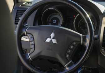 Подержанный автомобиль Mitsubishi Pajero 2014 года (14 фото)