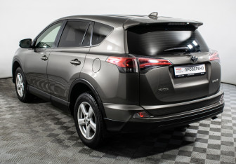 Подержанный автомобиль Toyota RAV4 2016 года (7 фото)
