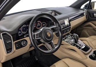 Подержанный автомобиль Porsche Cayenne 2019 года (15 фото)