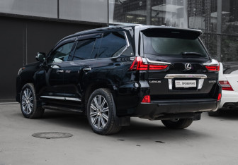 Подержанный автомобиль Lexus LX 2017 года (6 фото)