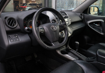 Подержанный автомобиль Toyota RAV4 2012 года (12 фото)
