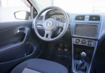 Подержанный автомобиль Volkswagen Polo Sedan 2012 года (13 фото)