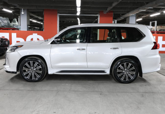 Подержанный автомобиль Lexus LX 2018 года (8 фото)