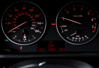Подержанный автомобиль BMW X1 2015 года (11 фото)