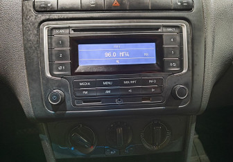 Подержанный автомобиль Volkswagen Polo Sedan 2014 года (13 фото)