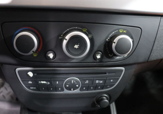 Подержанный автомобиль Renault Fluence 2012 года (16 фото)