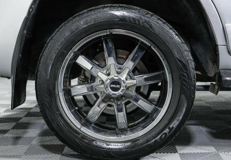 Подержанный автомобиль Toyota Land Cruiser Suv 2012 года (5 фото)