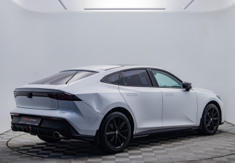 Подержанный автомобиль Changan UNI-V 2023 года (5 фото)