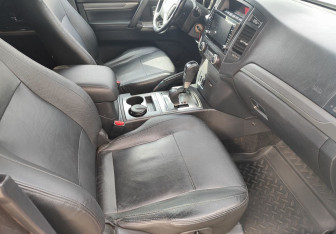 Подержанный автомобиль Mitsubishi Pajero 2014 года (9 фото)
