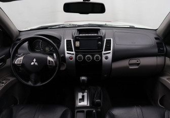 Подержанный автомобиль Mitsubishi Pajero Sport 2014 года (14 фото)